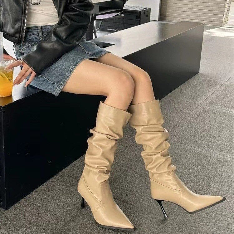 Cuissardes chics - des bottes pointues en cuir pour les femmes soucieuses de leur style