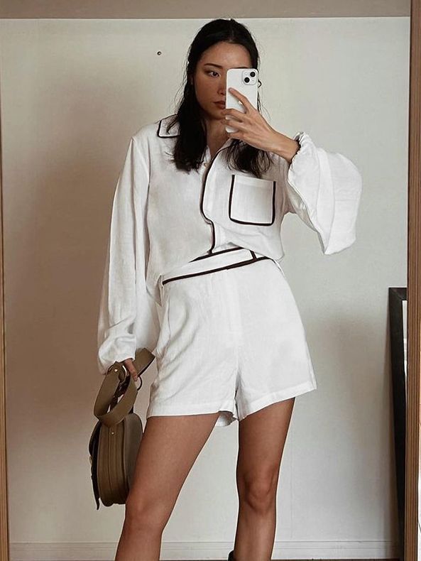 Ensemble élégant composé d'une blouse chemise et d'un short