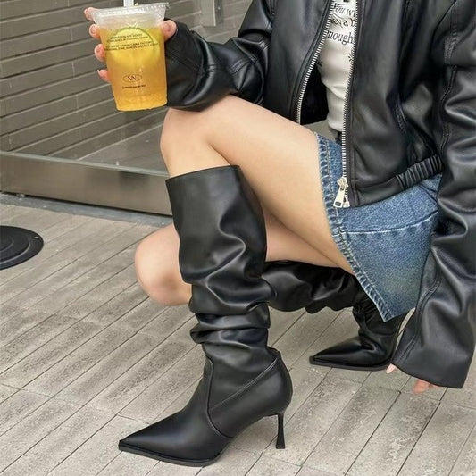 Cuissardes chics - des bottes pointues en cuir pour les femmes soucieuses de leur style